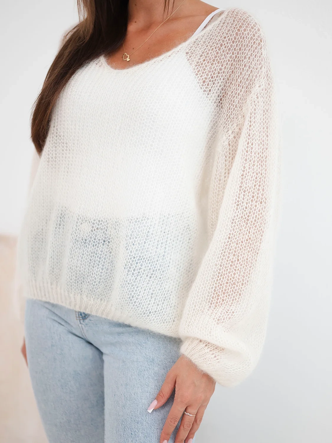 Sweter damski w 70% z kid moheru z dekoltem V o luźnym fasonie ecru