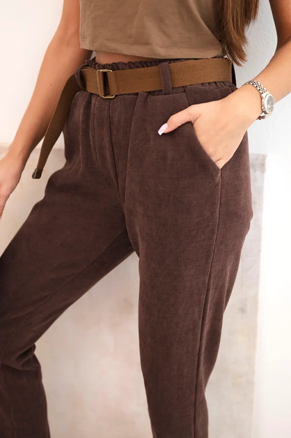 Damenhose mit Gürtel aus Cord braun