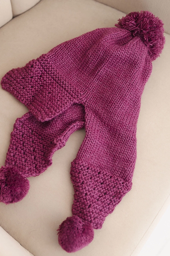 Damenwintermütze aus Wolle mit Schirm und Pompons K475 dunkelviolett