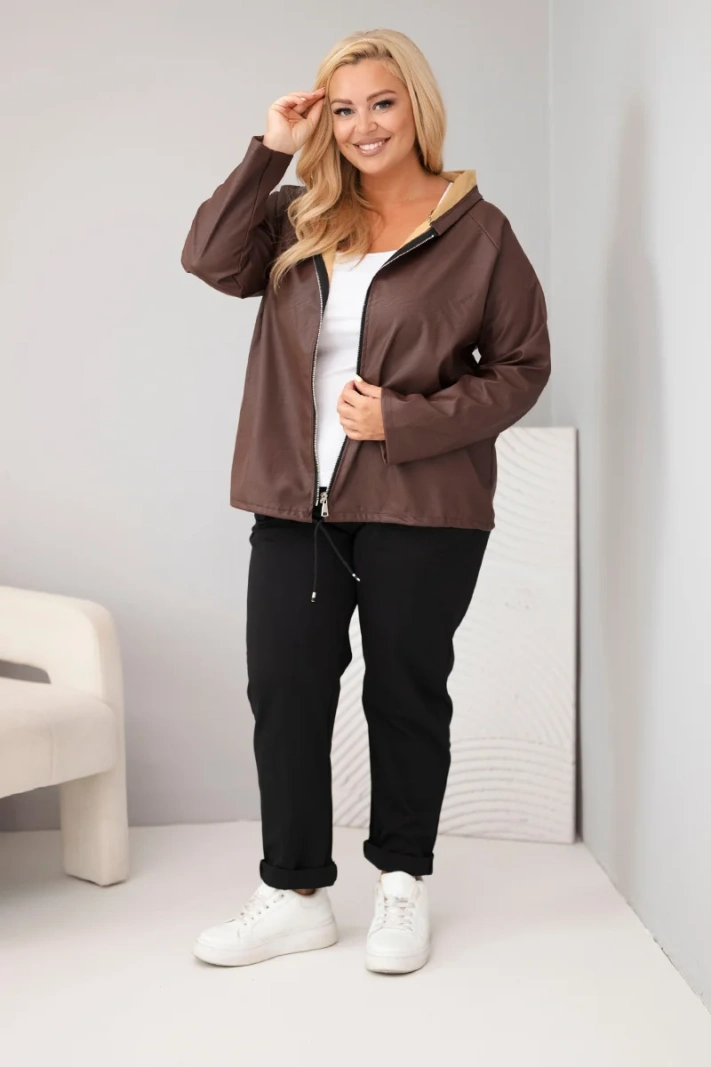 Moteriška striukė Plus Size su kapišonu ir reguliuojama apačia ruda