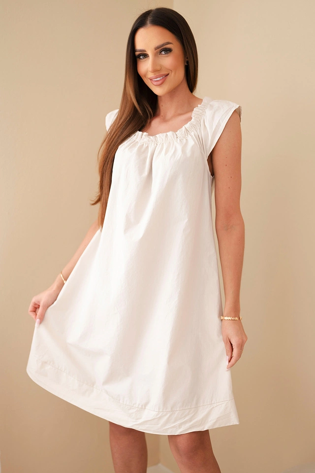 Damenkleid aus Baumwolle mit gerafftem Ausschnitt und Rüsche beige