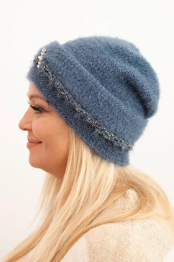 Damenwintermütze flauschig mit Perlen und dekorativem Muster jeansblau