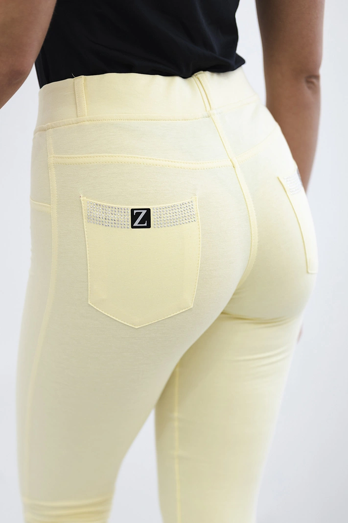 Baumwollhose mit Zirkonia auf Gesäßtaschen gelb