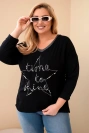 Damenbluse Plus Size mit Schriftzug und Perlen schwarz