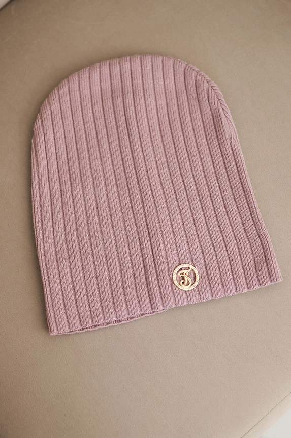 Women's ribbed cap with decorative button made of viscose and modal dark pink