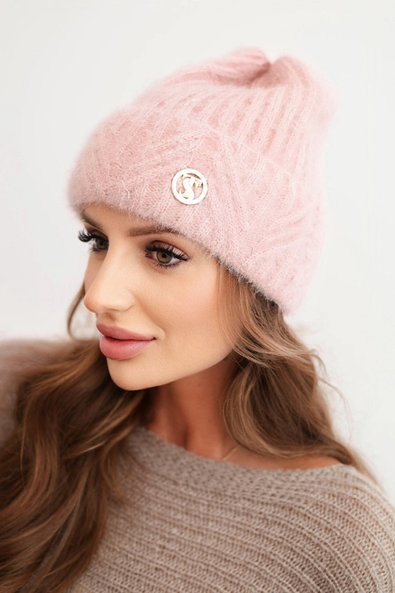 Damenwintermütze aus flauschigem Strick und mit elegantem Knopf rosa puder