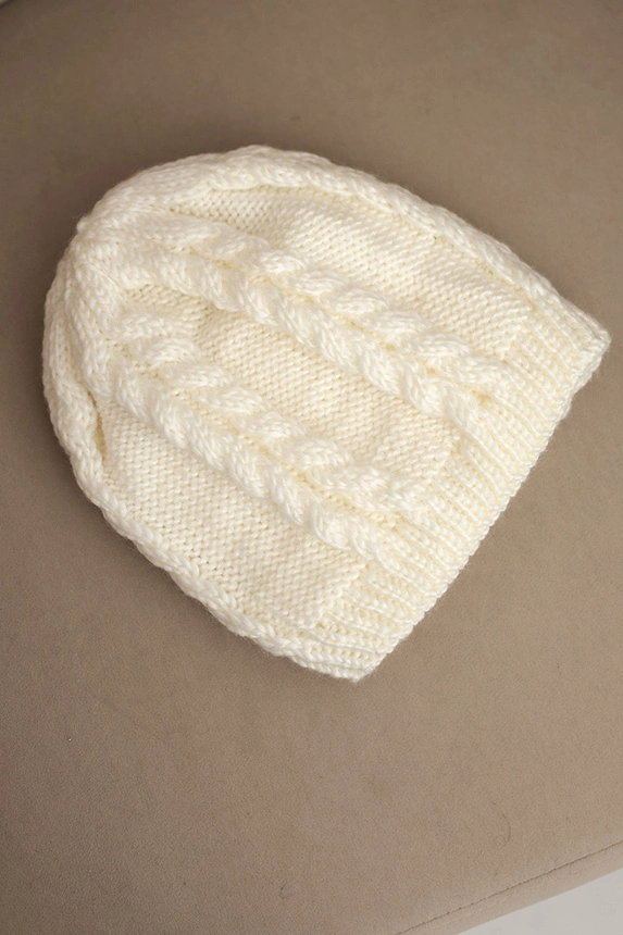 Women's winter wool hat with cable knit K452 ecru