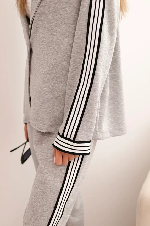 Damenanzug mit Viskose, mit Paspel und Sportjacke grau