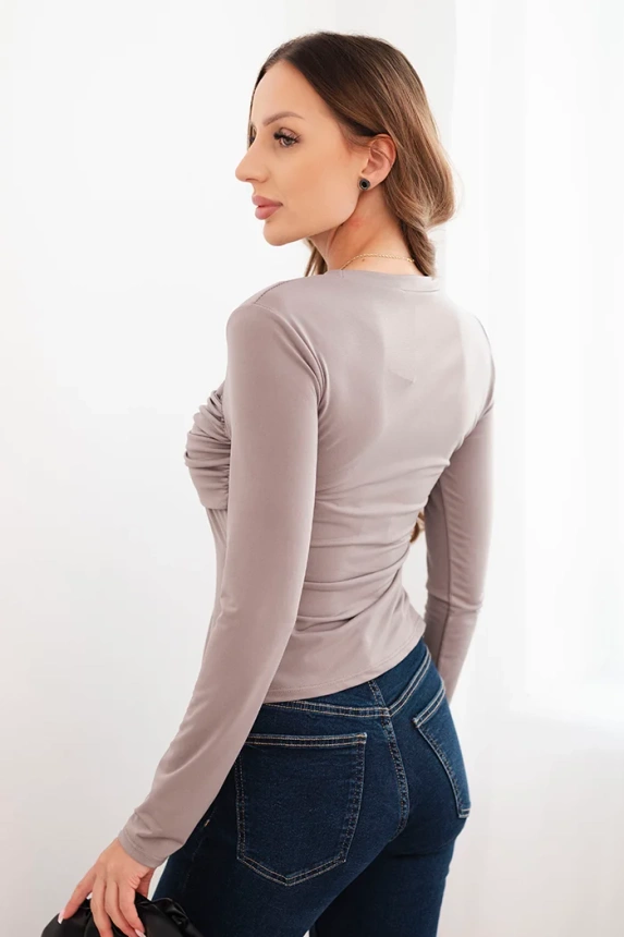 Damenbluse aus Viskose, tailliert mit Drapierung und Brosche fango