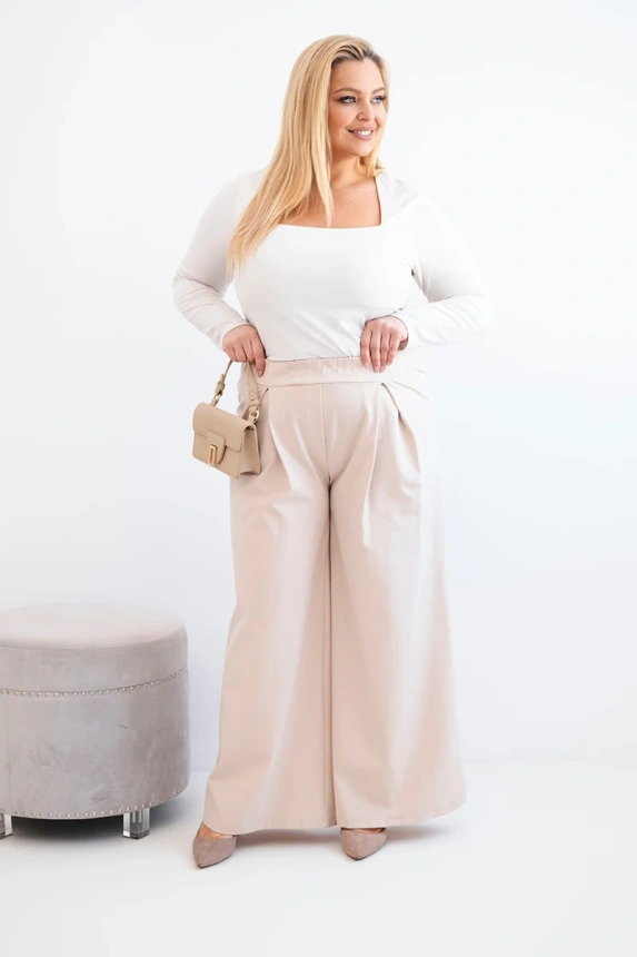 Damenhose Plus Size mit weitem Bein und Falten beige