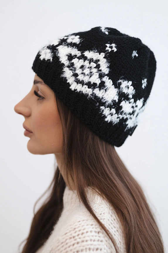 Dámská zimní vlněná čepice s ozdobnými krystalky K399 černá