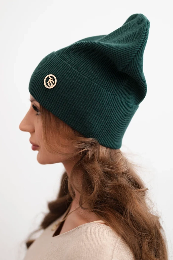 Women's ribbed cap made of modal and viscose with a decorative button dark green