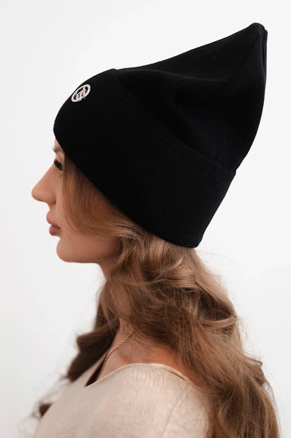 Women's ribbed cap made of modal and viscose with a decorative button black