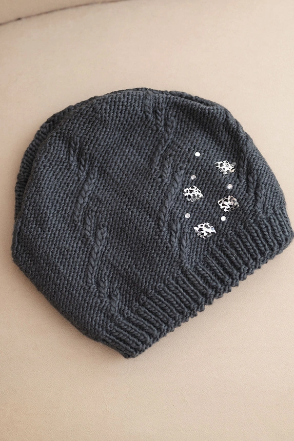 Damenwintermütze aus Wolle mit Zirkonia und Muster K455 mocca