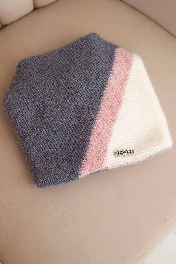 Women's ribbed cap made of modal and viscose with a decorative button ecru