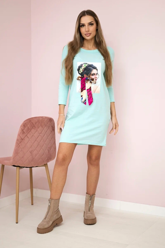 Šaty s grafikou a barevnou 3D mašlí mincovníku