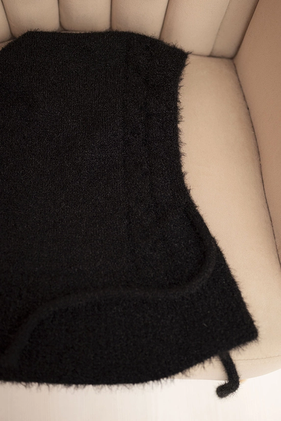 Dámská čepice s kapucí a pleteným vzorem černá