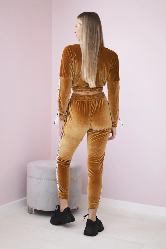 Velúrová súprava s nápisom Queen ťavej farby