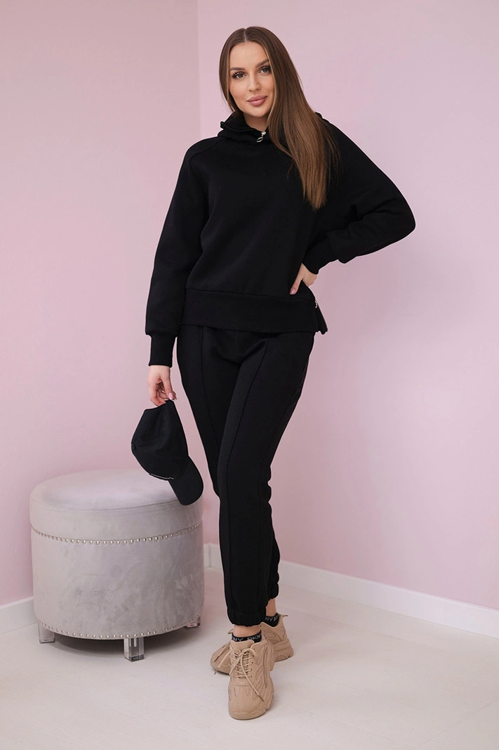 Isolierter Rollkragenpullover und Kapuzenpulli schwarz