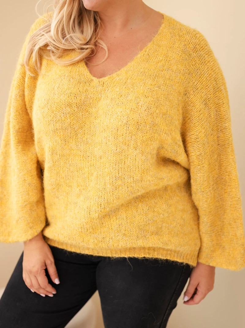 Dámsky plus size sveter s výstrihom do V a širokými rukávmi horčicový