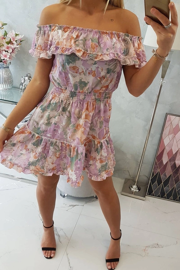 Violetinė gėlėta suknelė atvirais pečiais