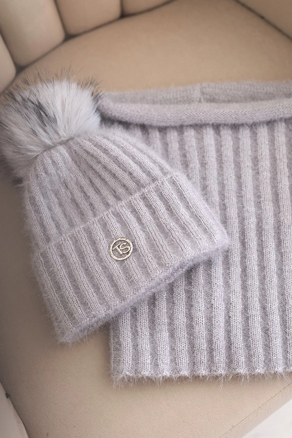 Dámská zimní souprava s bambulí a komin šedý