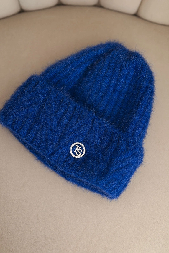 Dámská zimní čepice z huňaté příze a s elegantním knoflíkem chabrová