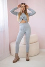 Set mit Bügelfalte auf Bluse grau