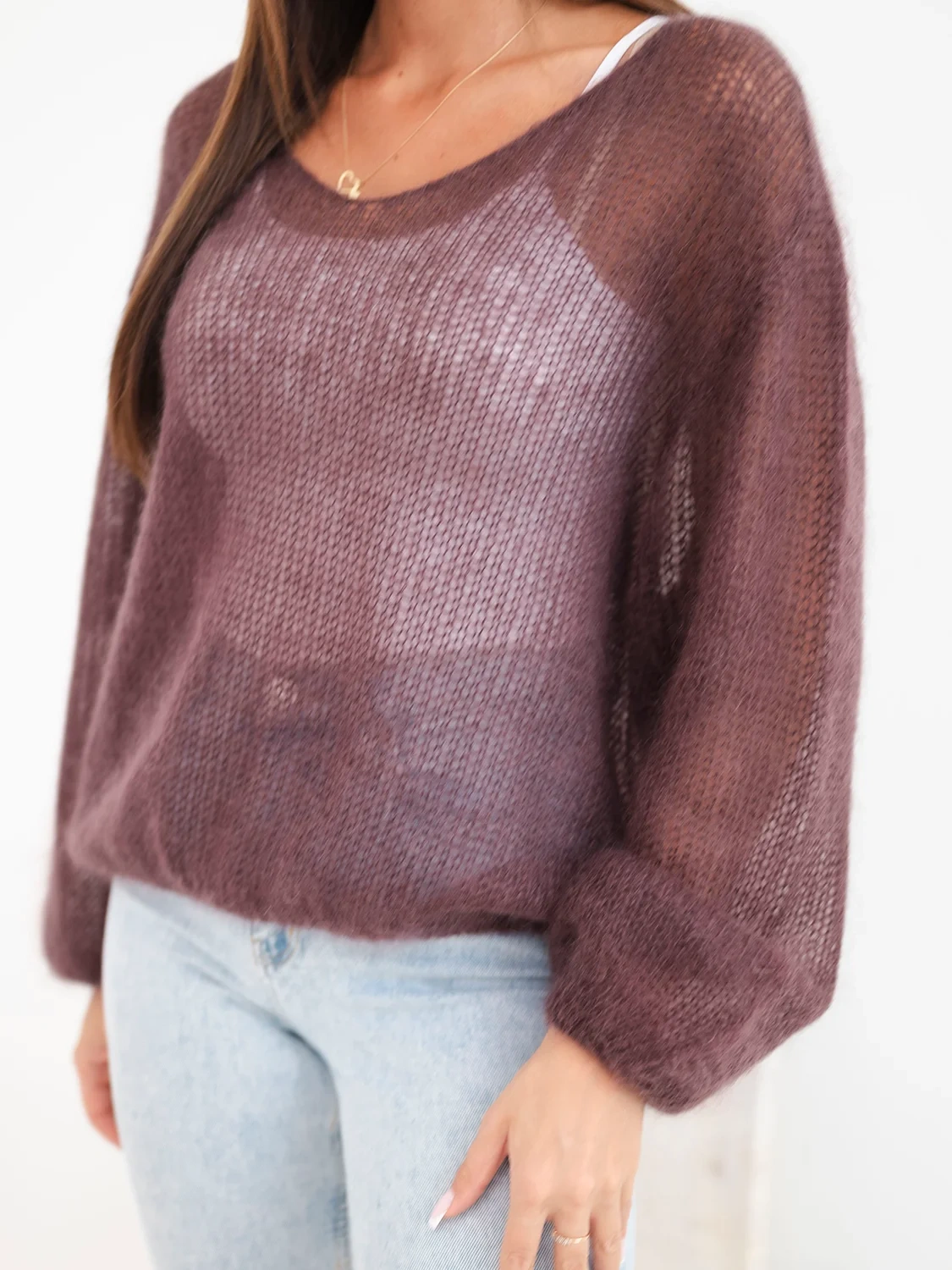 Sweter damski w 70% z kid moheru z dekoltem V o luźnym fasonie brązowy