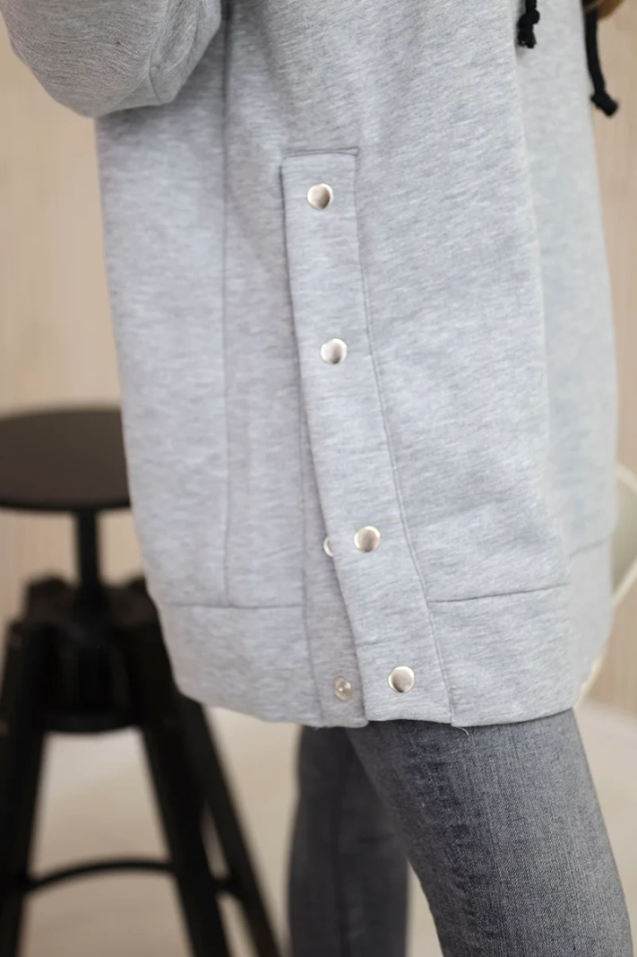 Isoliertes Sweatshirt mit Druckknöpfen grau