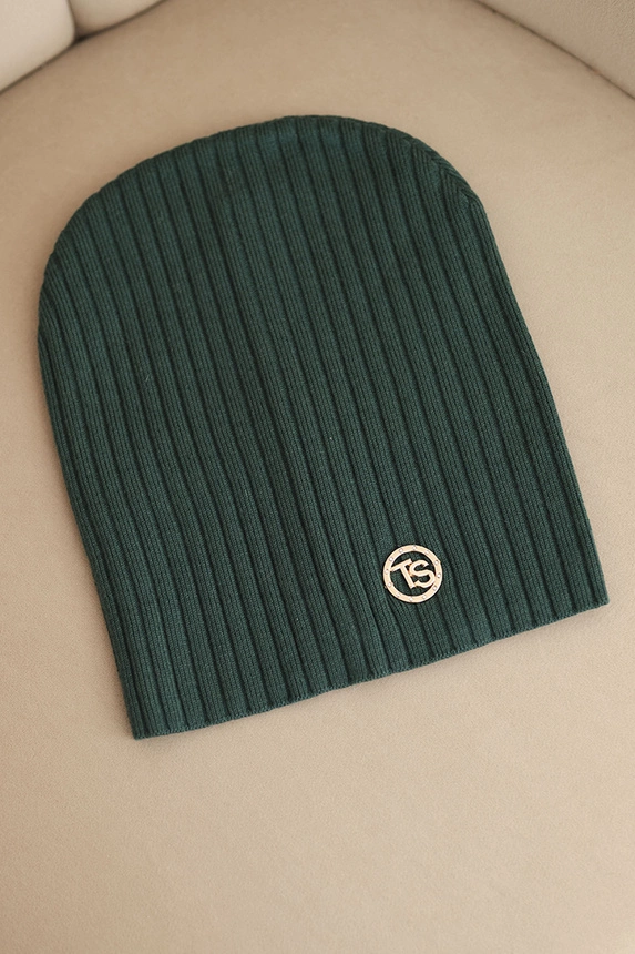 Women's ribbed hat with a decorative button made of viscose and modal green