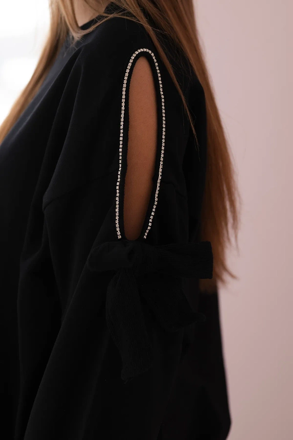 Ein Set Sweatshirt mit Schleife an den Ärmeln und Leggings schwarz