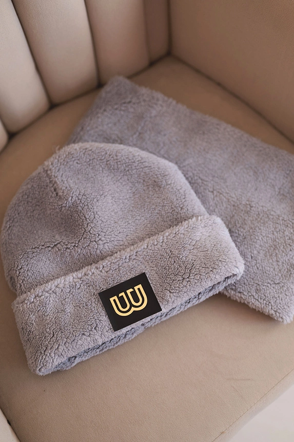 Damen-Set aus Fleece Mütze und Schal mit dekorativem Aufnäher grau