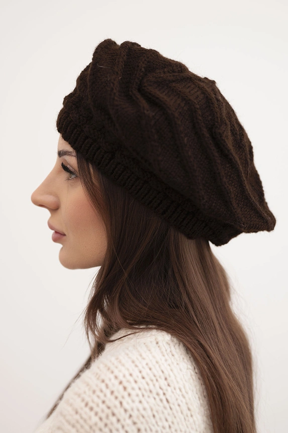 Moteriška žieminė vilnonė kepurė laisvo silueto su dekoratyviniu audimu K378 ruda