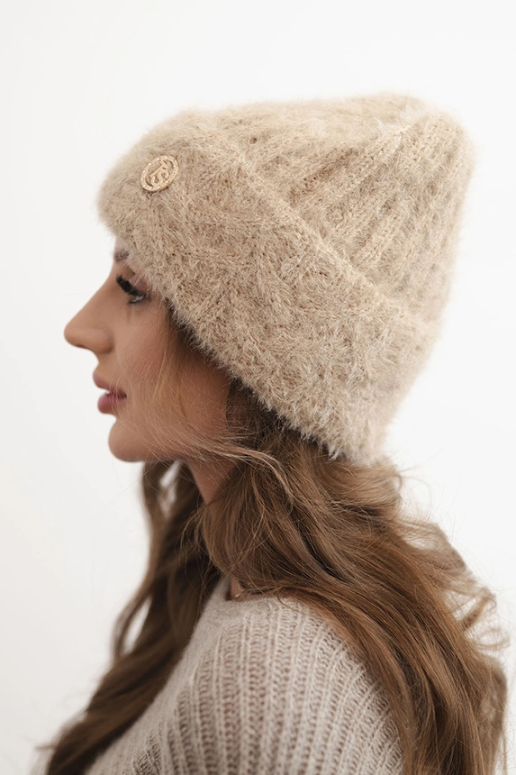 Damenwintermütze aus flauschigem Strick und mit eleganter Knopf beige
