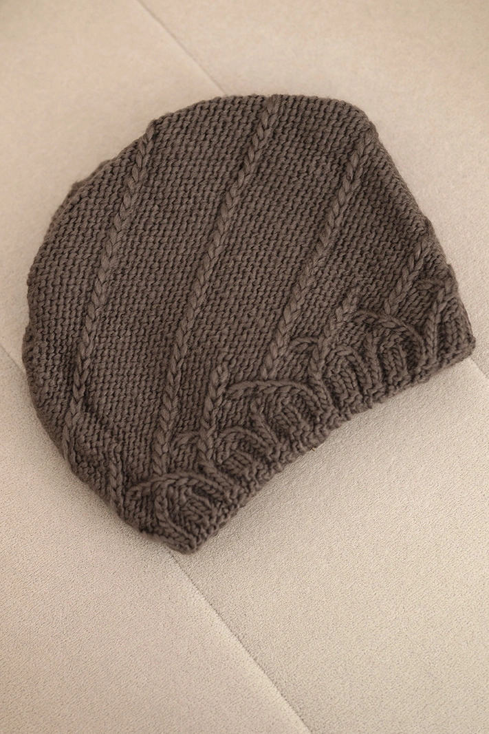 Dámská zimní čepice s ozdobným pletením a klasickým střihem K372 cappuccino