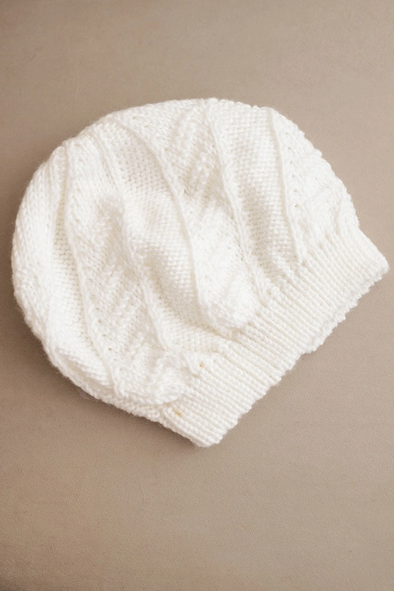 Women's winter wool hat with a delicate pattern K460 white