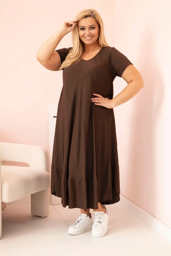 Damenkleid in Übergröße mit kurzen Ärmeln und Rüsche aus leichter Viskose braun