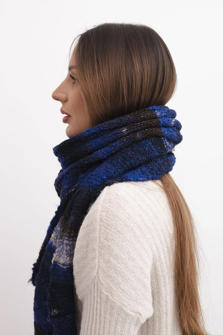 Damen Schal aus weichem und warmem Wollmaterial in bunten Streifen KN19 blau
