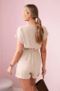 Kurzer Jumpsuit in der Taille gebunden beige 