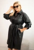 Damenkleid aus Kunstleder Plus Size mit Gürtel und Kragen schwarz