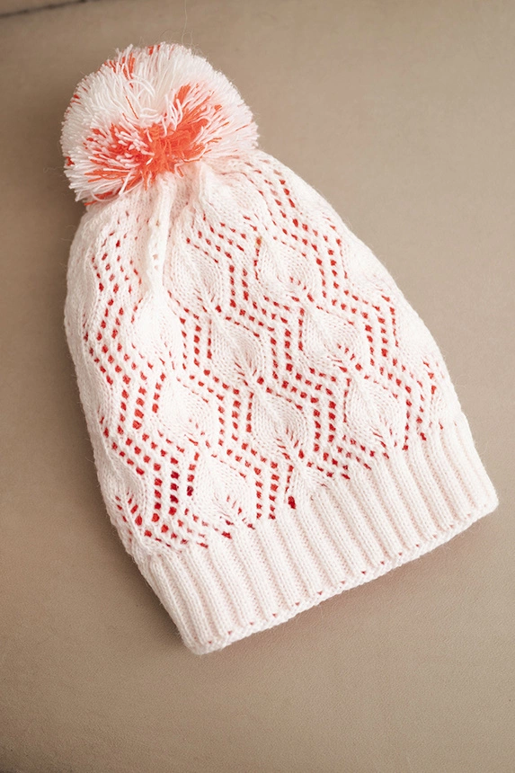 Damenwintermütze aus Wolle mit dekorativem Muster und Pompon K467 weiß + orange