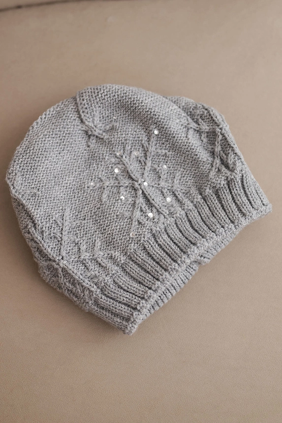 Women's winter hat with wool and decorative knit with pearls K470 light gray