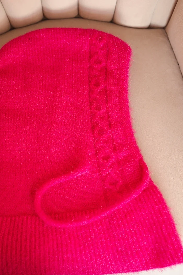 Dámska čiapka s kapucňou a vrkočovým vzorom fuksia