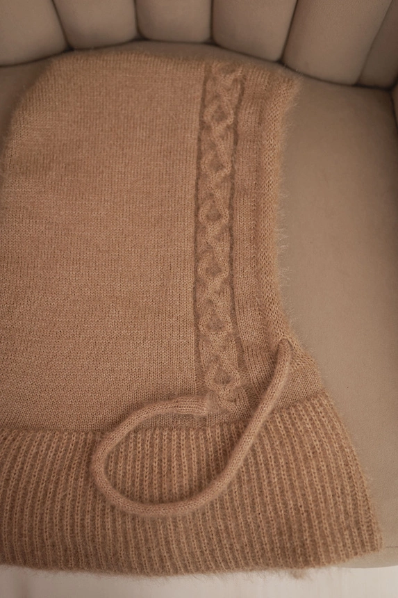 Women's hooded cap with ties and braided pattern camel