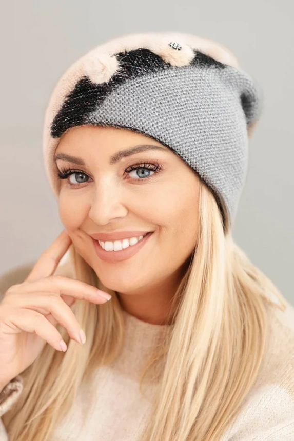 Damenmütze elegant mit pelzigen Verzierungen und einem glitzernden Band beige