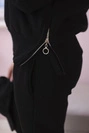 Isolierter Rollkragenpullover und Kapuzenpulli schwarz
