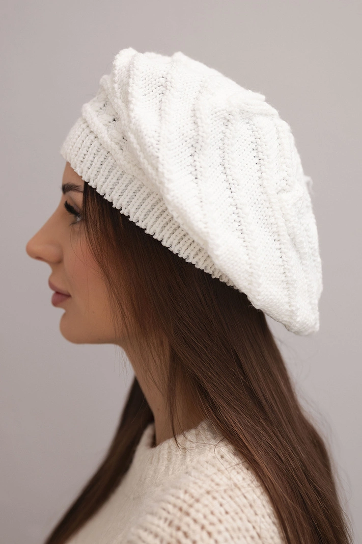 Moteriška žieminė vilnonė skrybėlė laisvo silueto su dekoratyviniu audiniu K378 balta