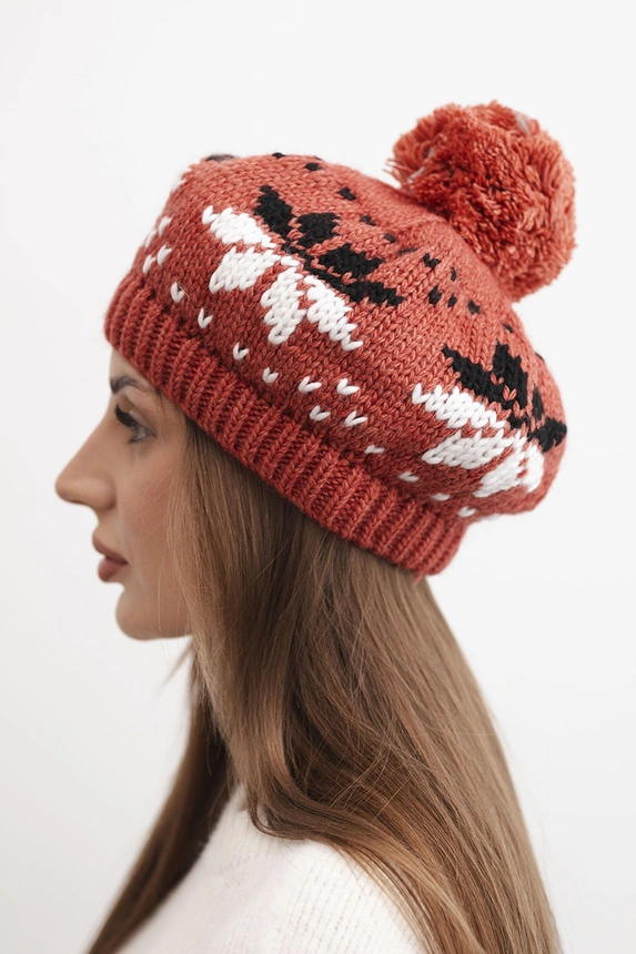 Damenwintermütze aus Wolle mit Schneeflockenmuster und Pompom K457 rot