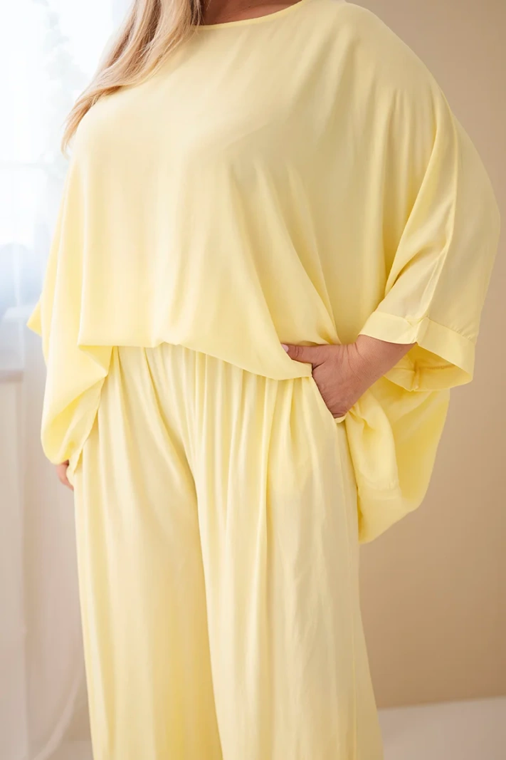 Dámsky plus size viskózový komplet so širokými nohavicami a blúzkou žltý
